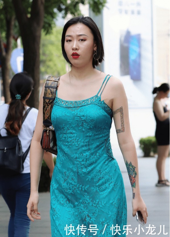 吊带|翡翠绿色的吊带连衣裙,背部镂空,展现出豪放的性格