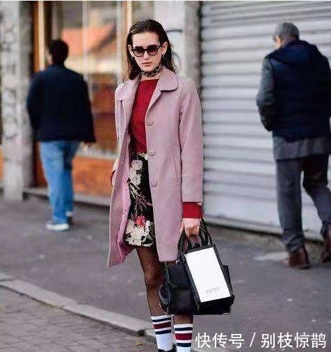 钱包君 买鞋不如多买几双袜子，“露袜子”才是今年最火穿法，时髦显腿长