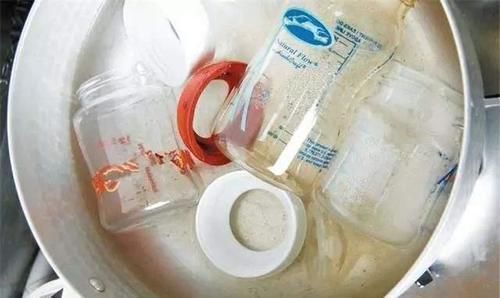 婆婆|开水烫奶嘴很“敷衍”,这样做父母太天真,无形中给宝宝造成伤害