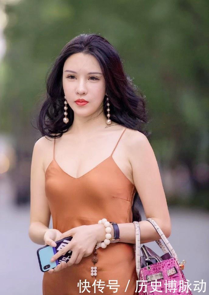 百变时尚的穿搭，短裤和裙子这么搭配，简约大方有气质