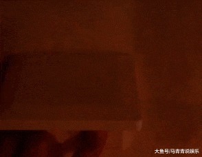 哥斯拉#美术生大神用荧光笔画哥斯拉,以为是个青铜,关灯后相当惊艳!
