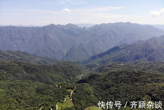 巴山大峡谷|航拍夏日的巴山大峡谷，青山连绵起伏耸立云中