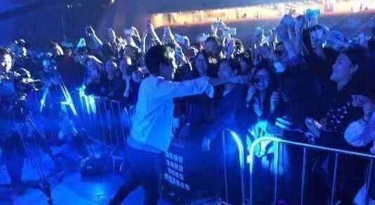 月半小夜曲|汪峰曾把他淘汰,如今他卻世界各地開演唱會,這下汪峰尷尬了