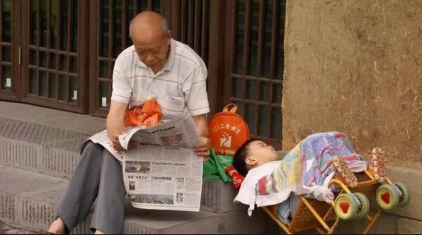 醒来|2岁女儿因尿床再没醒来,奶奶知道后怒吼妈妈我不会原谅你的!