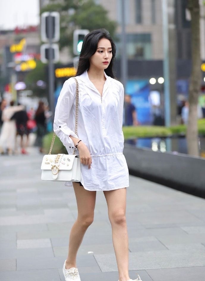 优雅|街拍:穿小西装的姐姐精致优雅又清新自然,有微微的小性感!