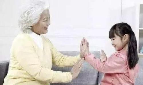 在你身边|为什么奶奶越来越遭嫌弃,姥姥却成为带娃主力军?理由其实很现实