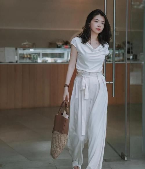 ?今夏不流行裙子配高跟鞋了，这样搭才是真的美，像三木一样有气质