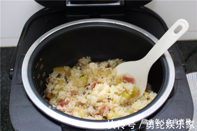 秋天，不妨试试此款焖饭，简单快捷又好吃，增强身体免疫力