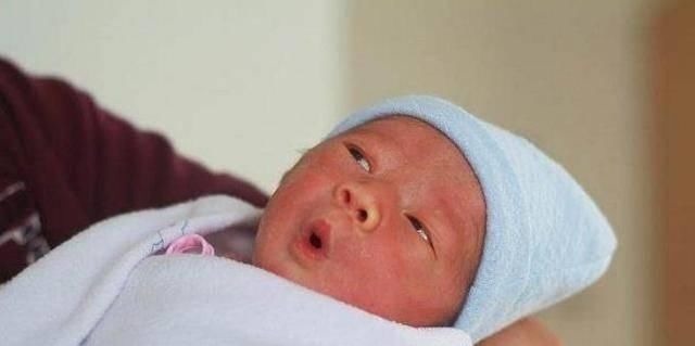 宝宝|新生儿第一口,应该是先喝水,还是吃母乳?这一点对宝宝很关键!