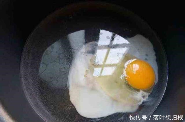 煮荷包蛋总是会煮散其实只需一碗凉水,荷包蛋不散还更好吃