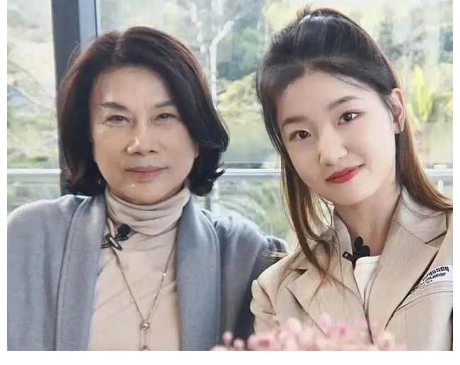 难道只有我一个人觉得董明珠的秘书长得像咬桌子的徐英子吗？