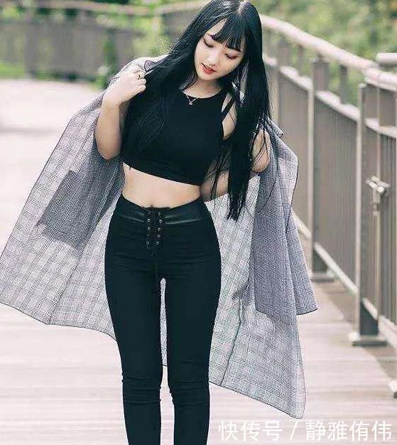 紧身 穿打底裤的美女,在海边释放不一样的美,所有路人的目光被你吸引