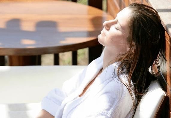 比频繁洗发更伤头发的三种行为,最后一种,很多人“明知故犯”