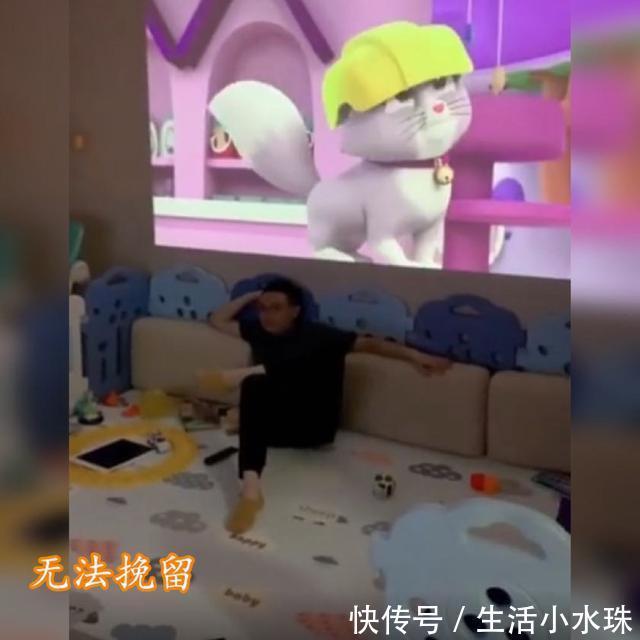 萌宝和爸爸“面对面”看电视的画面火了，网友：最熟悉的陌生人