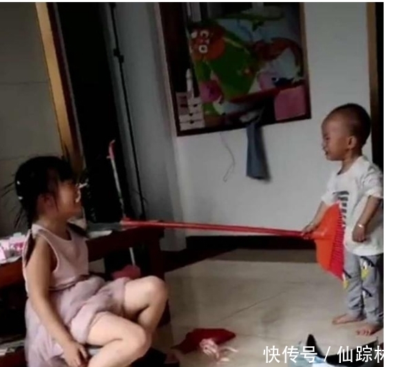 两个人|姐姐和弟弟打架,互相把对方打哭,两个人的表现把妈妈感动了