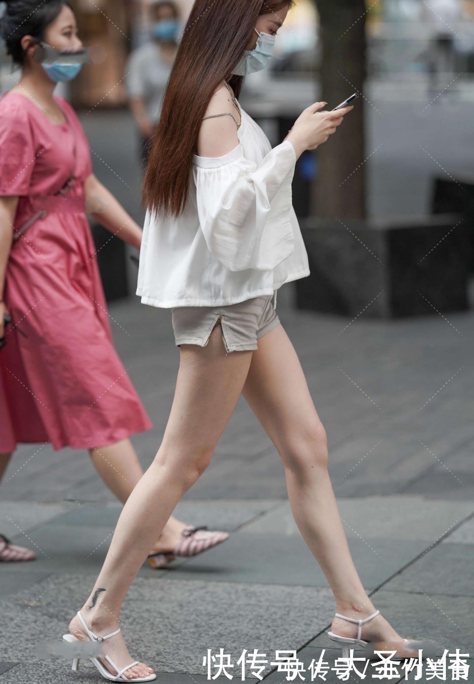 街拍|美女街拍:奢侈店门口拍到的一幕,这气质肯定是土豪的女人,太养眼了!