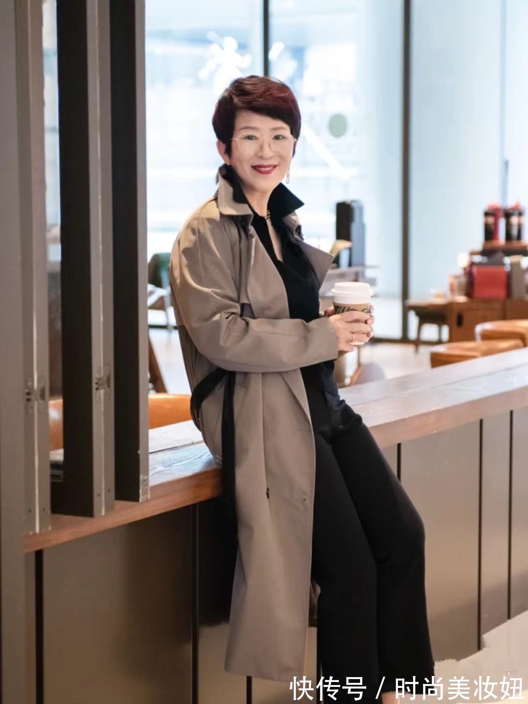 风衣|60岁的女人穿风衣就该这样,看看她们的优雅高级,太洋气了