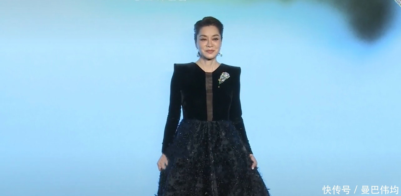 掀起刘海|58岁毛阿敏真的老了,掀起刘海穿垫肩拼接裙做女王,好绝一女的