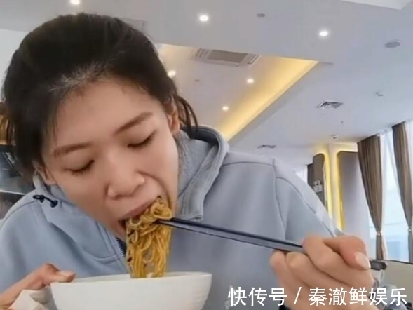 中国女排|郎平卸任后女排放飞自我!李盈莹直播喝可乐还吃肉,不管理饮食?