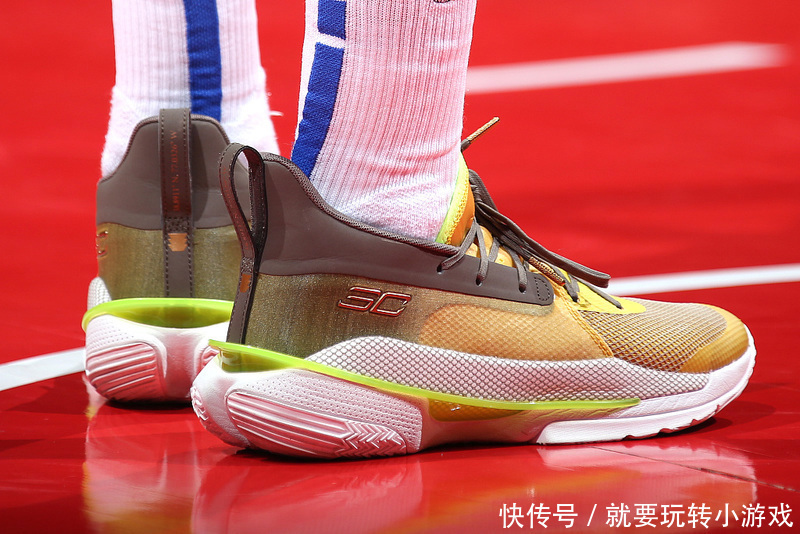 zoom 球鞋上脚回顾!詹姆斯上脚LeBron 7,莫兰特老人鞋“足力健”PG4