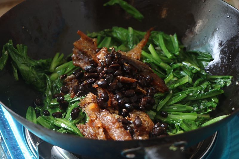 油麦菜别再清炒了,加这一样,上桌1分钟就吃个精光,2天不吃就馋