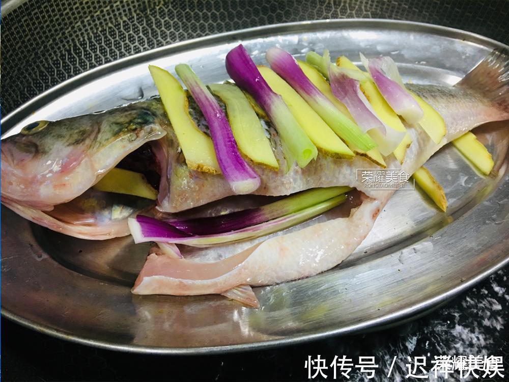 清蒸鲈鱼时，放盐和料酒就错了，教你正确做法，鱼肉鲜嫩没有腥味