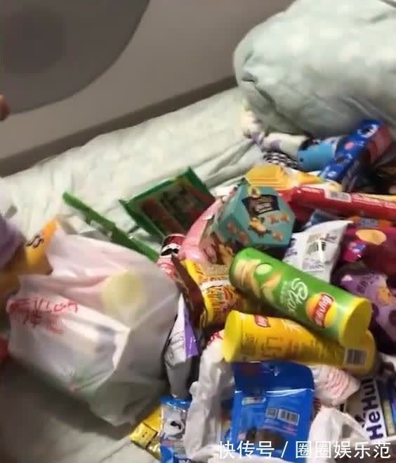 零食堆|爸爸醉酒后给女儿买零食,铺满一张床,女儿面对零食堆不知所措