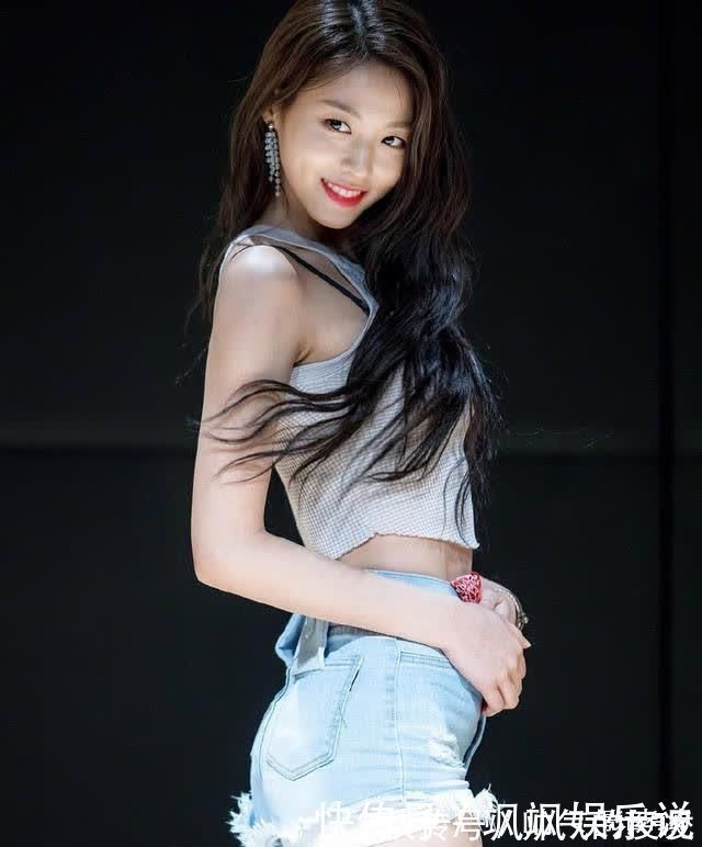 牛仔短裤 清纯阳光的时尚美女,白色背心搭配蓝色牛仔短裤,展现青春活力感