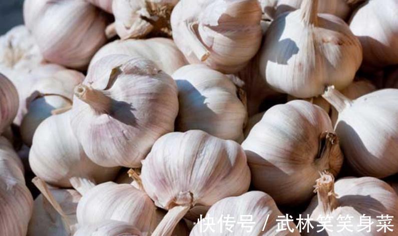 大蒜别随便放,教你5个保存妙招,不干瘪不发芽,能放一个冬天