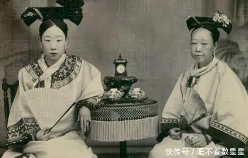 算命先生|晚清罕见老照片,一本正经的算命先生,三寸金莲的小脚女人!