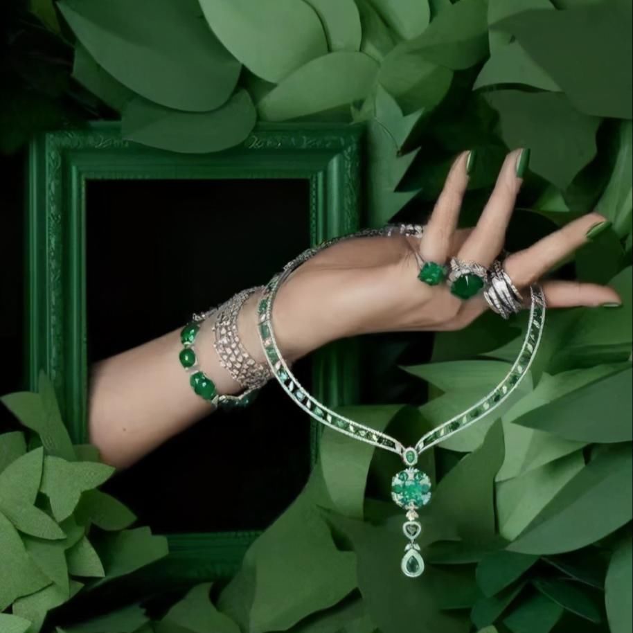  耀眼|奢华的珠宝套链比项链的做工更难，选石更苛刻，成为最耀眼的存在