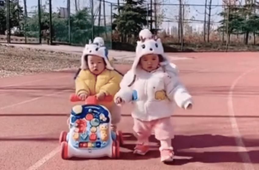 忍俊不禁|妹妹开着小车不小心撞倒姐姐令人忍俊不禁,网友:人类幼崽太可爱