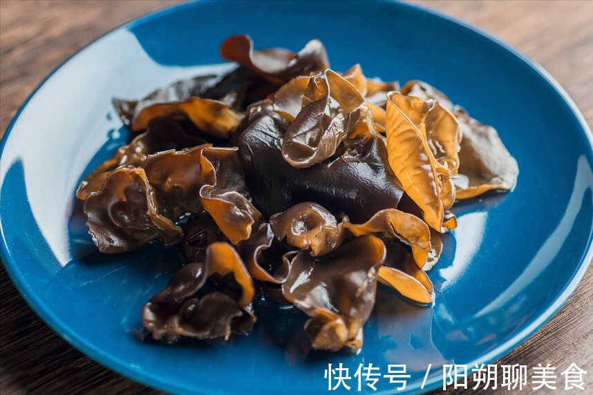 凉拌木耳|泡木耳,用冷水还是热水都不对,大厨教你2招,泡得又快又干净