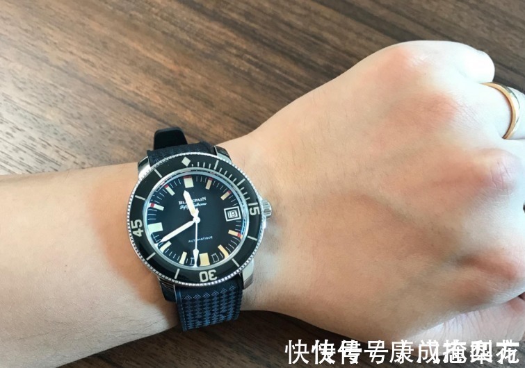 机芯@十万左右,性价比最高的两款男士潜水表,五十噚和间金黑水鬼!