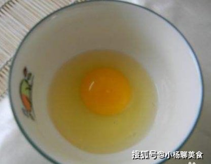 荷包蛋|煎荷包蛋,到底用凉油还是热油?加入一点“它”,鸡蛋完整不粘锅