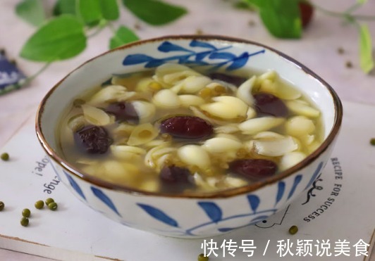 秋天,百合正当季加两种食材一同煮,清甜润燥,便宜又好喝