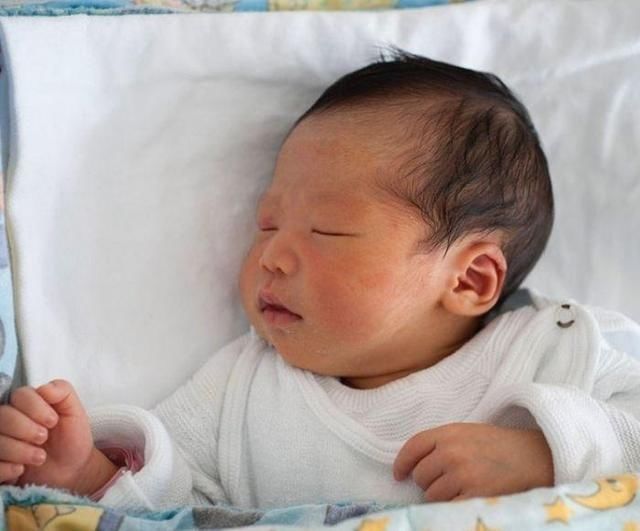 怀孕期间|要想宝宝生下来皮肤白皙不长黄疸,孕妈怀孕期间应注意些什么呢