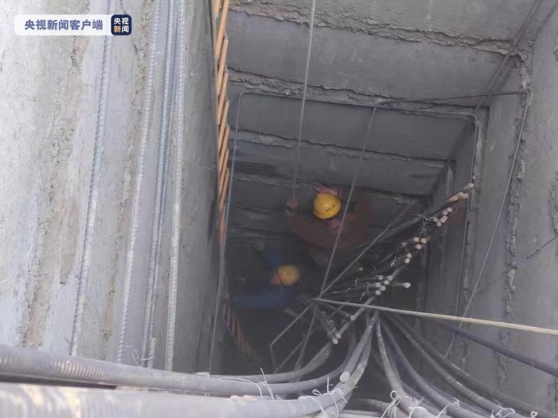 一工人|四川宜宾一工人被困30米深井 消防员紧急施救