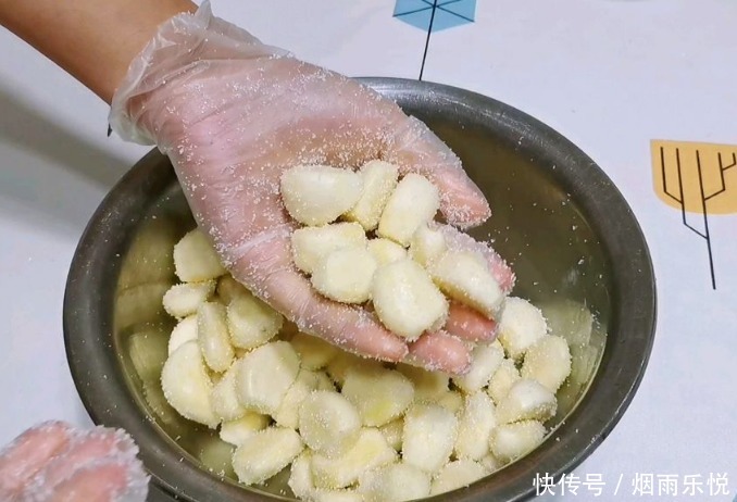 泡腊八蒜,直接加醋就错了,牢记2个关键,12小时就绿,酸辣脆爽