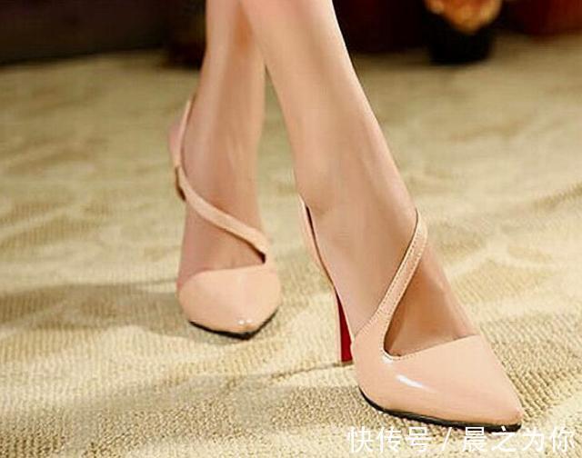 足尖 细跟鞋宛如夜空中的繁星,让光彩在你的足尖绽放!