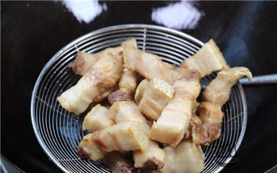 红烧肉好吃有诀窍,教你“3招”轻松解决,肥肉不腻,瘦肉不柴!