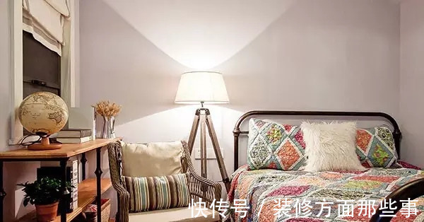 韵致|120平美式三居室墙面挂着中国画,阳光照到墙上,别有一番韵致