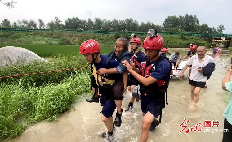 赶赴|35名村民被洪水困住 消防官兵涉险救援