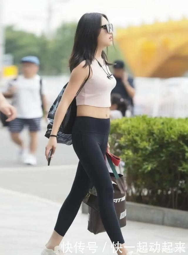 打底裤配无袖上衣,气质与时尚兼有,聪明的女生就喜欢这样搭配!