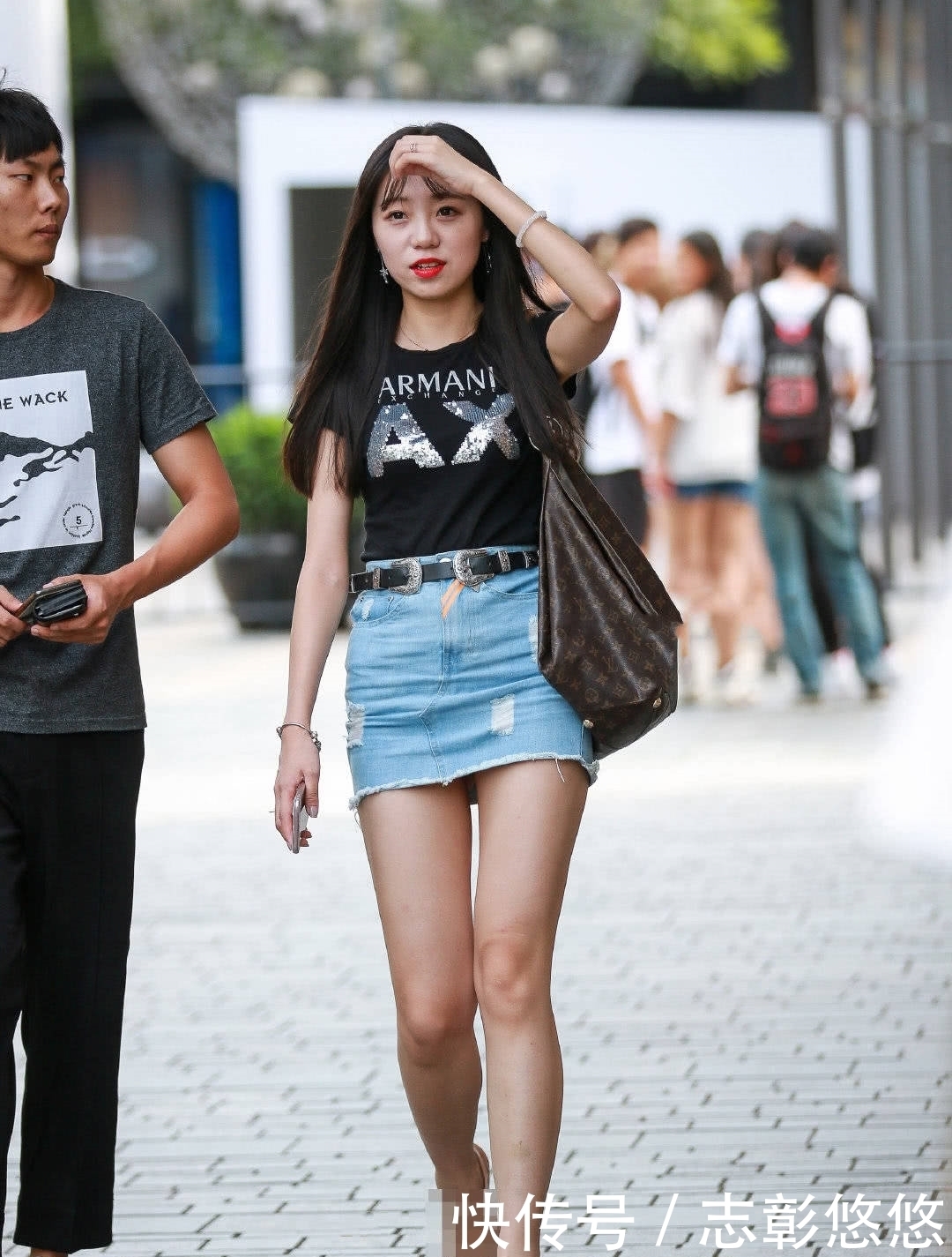 短裙|街拍:美女短袖搭牛仔小短裙,迷人的大长腿,身材曲线非常完美