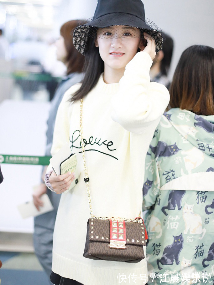 紧身裤|袁冰妍减龄穿搭,黄色针织毛衣搭配黑色小短裙,“漫画腿”实力抢