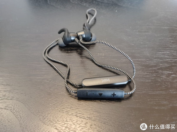 siri|HIK颈挂耳机开箱，轻奢尼龙线和海豚仿生音腔，夏天减肥靠它了！