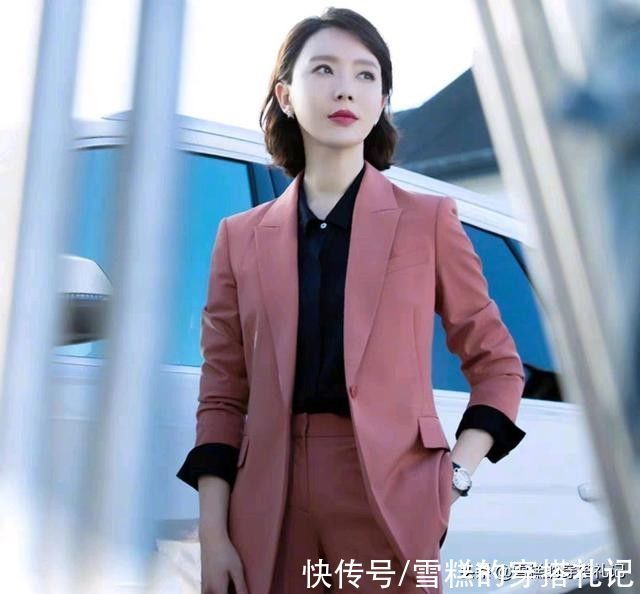 日落黄 40岁左右的女人,衣服尽量不要穿驼色和灰色,其实这些更气质显白