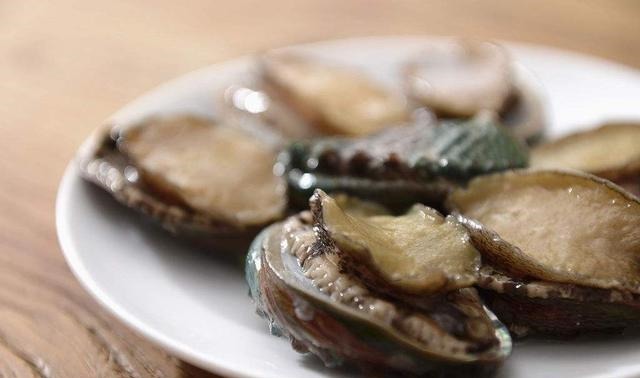 鲍鱼到底有多脏？厨师用刷子刷了5分钟，切片吃一口：太嫩了