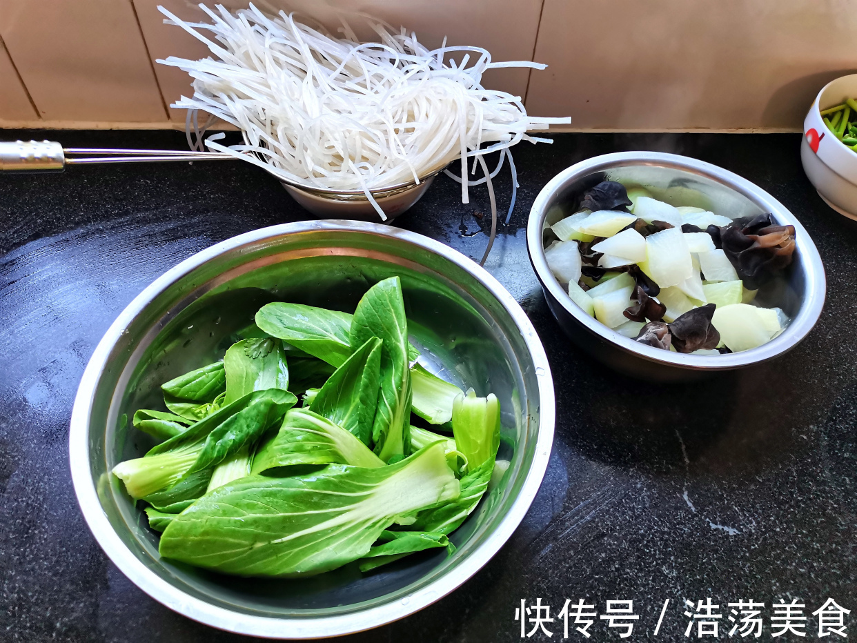 吃肉|大锅炖肉大盆上肉，手抓着排骨大口吃肉，这吃法解馋